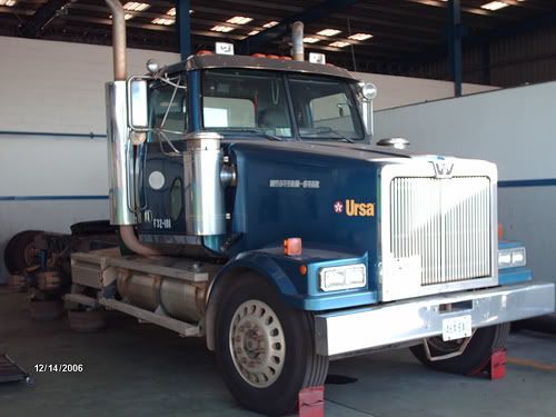 Western Star 4900-FA Año 2002 Western Star 4900-FA Año 2002 con motor Detroit Diesel Serie 60 (S-60) en un taller que yo diria es tipo Pull-in