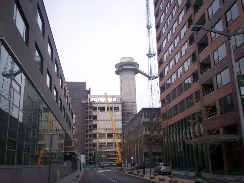 De KPN zendmast wordt bijna helemaal vastgebouwd aan het gebouw ernaast.