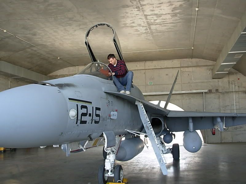 F-18abiertolateral.jpg